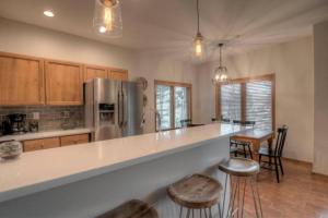 Snowflake Lift Neighborhood - 3 Bedroom Condo - 1 Block To Lift!