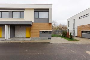 Yellow - 3 Bedroom House with Private Garden, 10 mins driving from Old Town