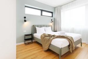 Yellow - 3 Bedroom House with Private Garden, 10 mins driving from Old Town