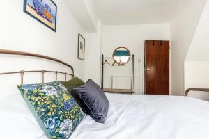 Mid-Century Seascape Home 3-Bed Free Parking