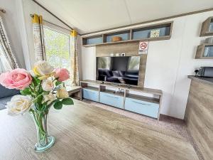 Stunning 6 Berth Caravan At Broadland Sands Holiday Park Ref 20024Sv