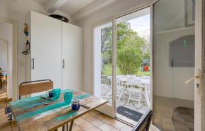 Maisons de vacances 3 Bedroom Stunning Home In Le Chateau-D-oleron : photos des chambres