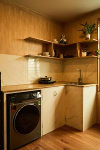 Căn hộ 1 ngủ 1 khách ấm áp trong khu phố Linh lang sầm uất