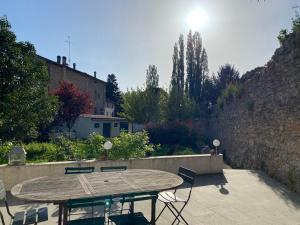 Appartements Charmant appartement au calme avec grand jardin au pied des remparts : photos des chambres