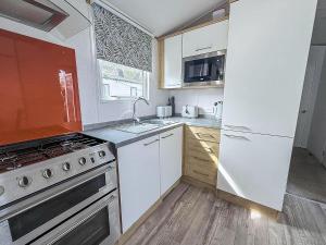 Beautiful Caravan With Decking At Azure Seas In Suffolk, Sleeps 6 Ref 32004Az