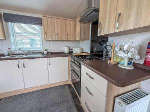 Beautiful Caravan With Full Sea View At Broadland Sands In Suffolk Ref 20100Bs