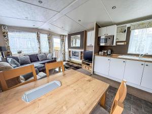 Brilliant Caravan With A Partial Sea View In Suffolk Ref 32026Az