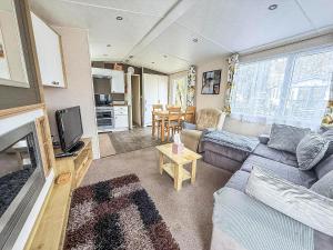 Brilliant Caravan With A Partial Sea View In Suffolk Ref 32026Az