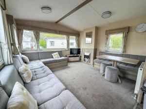 Wonderful Dog-Friendly Caravan At Kessingland Beach In Suffolk Ref 90033Bc