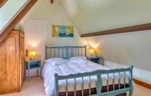 Maisons de vacances Lovely Home In Saint-Etienne-L-allier : photos des chambres