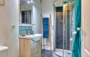 Maisons de vacances 5 Bedroom Awesome Home In Villedieu-Les-Poeles : photos des chambres