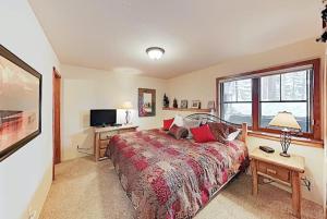4 O Clock Ski Run - Spacious 2 Bedroom Rental - Half Block To Snowflake Chairlift!