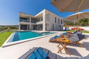 Luxury Villa Sunlife with pool