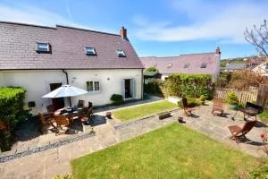 Family friendly house 200 meters to beach - Broad Haven