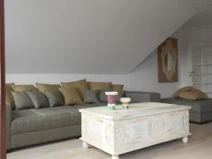 Hochwertig Eingerichtete Ferienwohnung Mit Balkon - Halstenbek