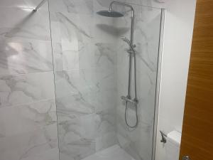 BEL APPARTEMENT REZ De CHAUSSEE AVEC DOUBLE TERRASSE FACE AU LAC ET AU GOLF