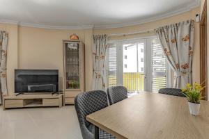 La Perla Beach Vibes