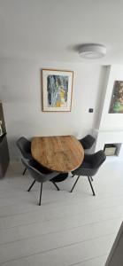 Centrally located, fully furnished luxury apartment