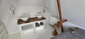 Centrally located, fully furnished luxury apartment