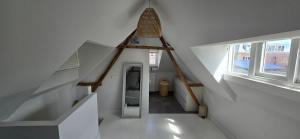 Centrally located, fully furnished luxury apartment