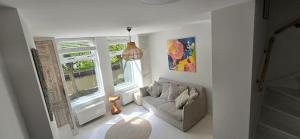 Centrally located, fully furnished luxury apartment