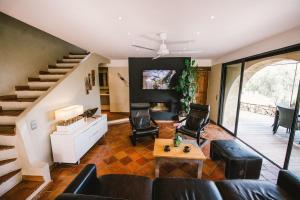 villa provençale en pierre avec vue sur la mer, piscine et jacuzzi