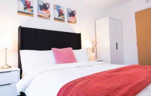 Bright & Luxurious Home with Garden