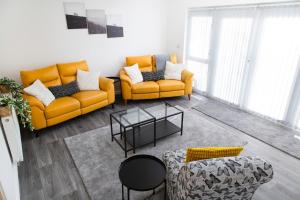 Bright & Luxurious Home with Garden