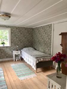 Mormors stuga har charmigt torrdass och utedusch i trädgården