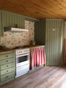 Mormors stuga har charmigt torrdass och utedusch i trädgården