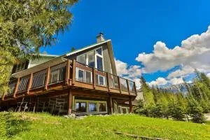 Dog friendly Home on Ski Hill with Hot Tub - Eureka