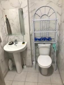 Sejours chez l'habitant Jardin de Paris proche de metro 15 -25 minutes a Musee de Louvre magasin galeries Lafayette Gare Saint Lazare Chatelet Gare de Lyon : photos des chambres