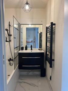 2P jardin Sud vue Lac avec piscine tennis parking privé