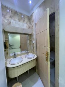 شقة فاخرة بالرياض مكونة من غرفة وصالة واسعة