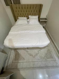 شقة فاخرة بالرياض مكونة من غرفة وصالة واسعة