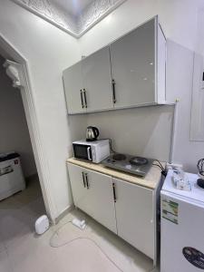 شقة فاخرة بالرياض مكونة من غرفة وصالة واسعة