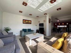 Spacious Shared 3-Bedroom Villa Near Bloubergstrand Beach with Pool & Free Wi-Fi