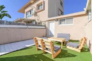 פינה ליד הים - Giv‘at Olga