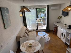 Cozy apartment in Cap Coudalère, lake and pool view, 4 people