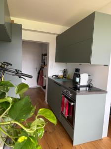 Kuscheln im Hochbett mit Seeblick