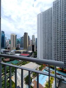 1BR Makati Condo-Pool View with Fiber Line Internet