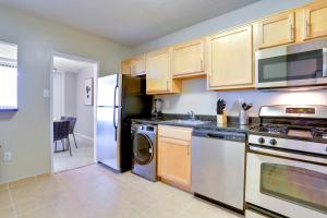 Modern Crystal City Apartment Top Amenities & Prime Location