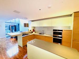 Elegant and Modern 3-Bedroom Victorian House in Westminster, London