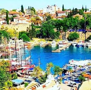 Kaleiçi geniş balkonlu muhteşem lokasyon benzersiz geniş EV