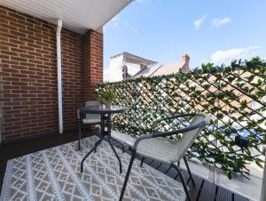 Central Apt En Suites with Pool table and Private Balcony