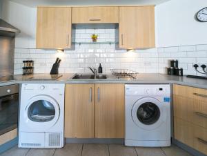 Central Apt En Suites with Pool table and Private Balcony