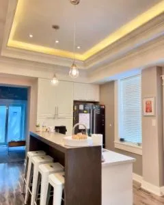 West Harbour Retreat - Prime Location with Hot Tub - Burlington