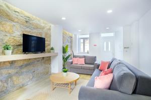 Sunny House with Patio, Walk to Attractions