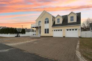 Sandy Toes Ocean Views Steps to Beach Deck