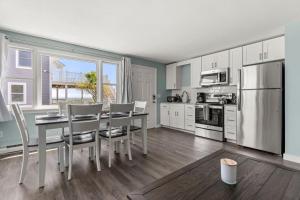 Harbor Serenity Private Deck Updated Kitchen